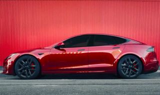 Tesla Model S се държи по-добре на пътя заради нов стъклен таван