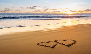 Послание за любов на бургаския плаж (СНИМКА)