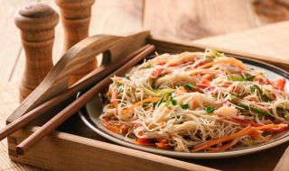 Рецепта за вечеря: Пикантна салата с оризови спагети