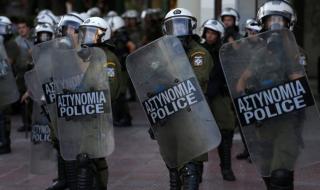 Полицаи използваха сълзотворен газ срещу бежанци