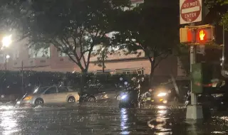 Проливни дъждове зад Океана! Наводнения в Тексас и евакуация в Калифорния