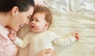 Какво чуват и усещат бебетата, когато някой им пее?