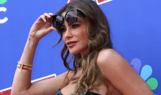 София Вергара захвърли горнището на банския в Маями и остана по прашки (СНИМКИ)