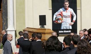 Формула 1 се сбогува с Бианки (СНИМКИ)