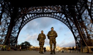 Френската полиция разпитва роднини на един от атентаторите
