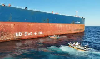 Корабът на „Грийнпийс“ Arctic Sunrise в акция срещу руския сенчест флот