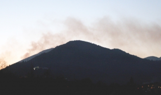 Пожар край Габрово, развива се на няколко фронта