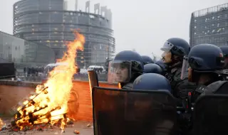 Сблъсъци избухнаха между протестиращите земеделци и полицията пред Европейския парламент