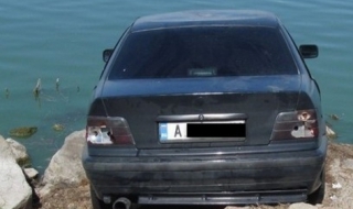 Младеж влетя с колата в езерото Вая