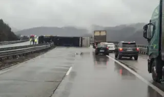 Обърнат тир блокира двете платна на магистрала „Хемус“