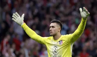 Вратарят на Атлетико Мадрид за окървавеното лице на халф на Барселона: Той се блъсна в крака ми и мен ме заболя (СНИМКИ)