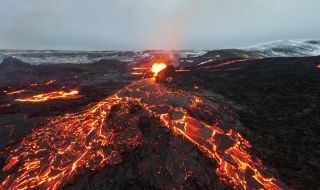 Зрелищно изригване на вулкан близо до международно летище в Исландия (ВИДЕО)