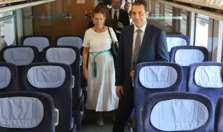 Министър и посланик показаха новите вагони на БДЖ, които поемат към морето СНИМКИ+ВИДЕО
