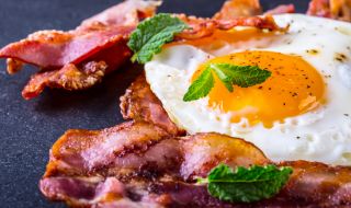 Рецепта за вечеря: Яйца на фурна с бекон и сметана
