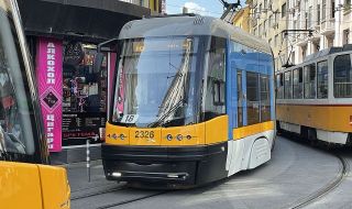 Трамвай аварира и спря движението в София