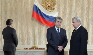 Първанов се разписа в траурната книга на руското посолство