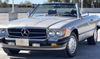 Стар кабриолет Mercedes 560SL беше продаден за 52 000 долара