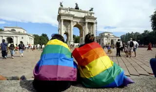 Конституционният съд на Италия реши: две майки могат да бъдат вписани като родители