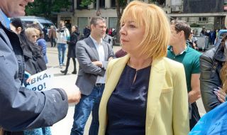 Манолова на протеста: Опитът да се сплаши Бойко Рашков е опит да сплашат всички министри