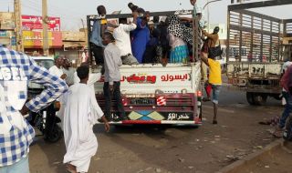 Суданци и чужденци бягат от смъртоносния конфликт