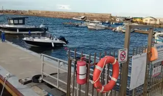 Заради силния вятър: Туристическо корабче се удари в кейовата стена на пристанището в Созопол