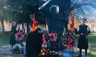 Посланик Ангел Ангелов положи венец пред паметника на св. Климент Охридски - 1