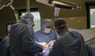За първи път в България поставиха цялостна „обърната“ раменна протеза