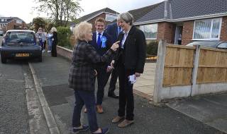 Никой не обича Тереза Мей