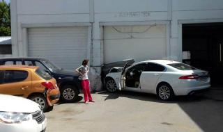 Млада дама с бял Jaguar устрои погром в автосервиз (ВИДЕО)