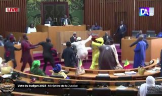 Депутати в Сенегал се сбиха след разгорещен дебат за бюджета (ВИДЕО)