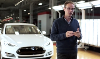 Кадър на Tesla поема колата на Apple