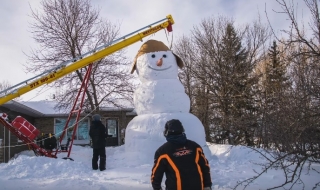 Канадци вдигнаха 6-метров снежен човек (ВИДЕО)