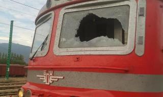 Машинистът на влака с разбито стъкло: Като на война сме