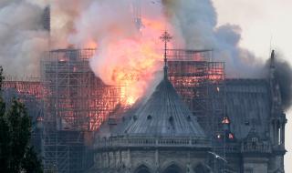 Пламна катедралата „Нотр Дам” (СНИМКИ+ВИДЕО)