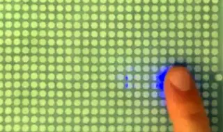 Тактилен дисплей връща физическите бутони директно на екрана