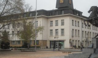 Затварят общината в Ловеч, остава само едно гише
