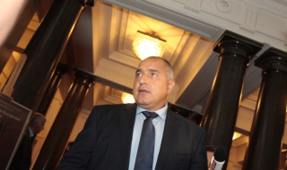 Борисов пак атакува чрез бягство