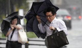 Силна тропическа буря удари Япония