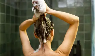3 често допускани грешки при миене на косата водят до косопад