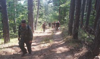 Продължава гасенето на пожара над Нареченски бани, има остра нужда от доброволци