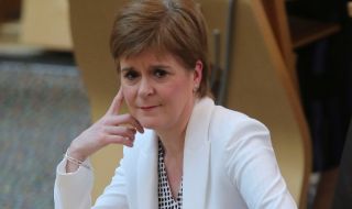 Шотландия отива на съд за референдум