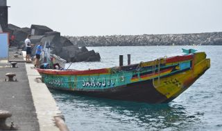 Малка лодка с 280 мигранти акостира на испанските Канарски острови