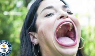 Вижте какво прави жената с най-голяма уста в света (ВИДЕО)