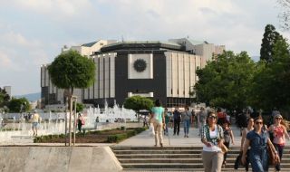 Министерството на културата: Ще се съобразим с подадената от ръководството на НДК оставка