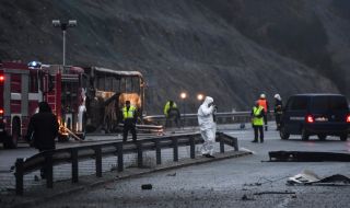 В Северна Македония се питат защо катастрофиралият автобус е изостанал от другите