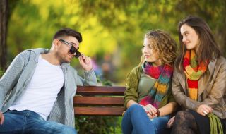 Защо мъжете бъркат женската любезност с флирт