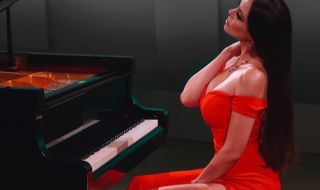 Най-сексапилната пианистка ще изнесе концерти в Пловдив и София (ВИДЕО)