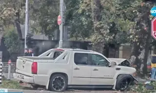 Шофьор избяга от катастрофа, удари светофар и се заби в дърво