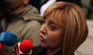 Манолова: Борисов не подава оставка, защото има още да усвоява и краде