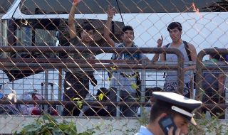 Гърция открива на остров Самос първия лагер за бежанци от затворен тип